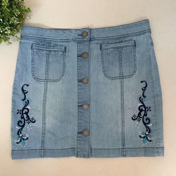 Romeo & Juliet Couture Dresses & Skirts - Romeo Juliet Couture Floral Embroidery Mini Skirt